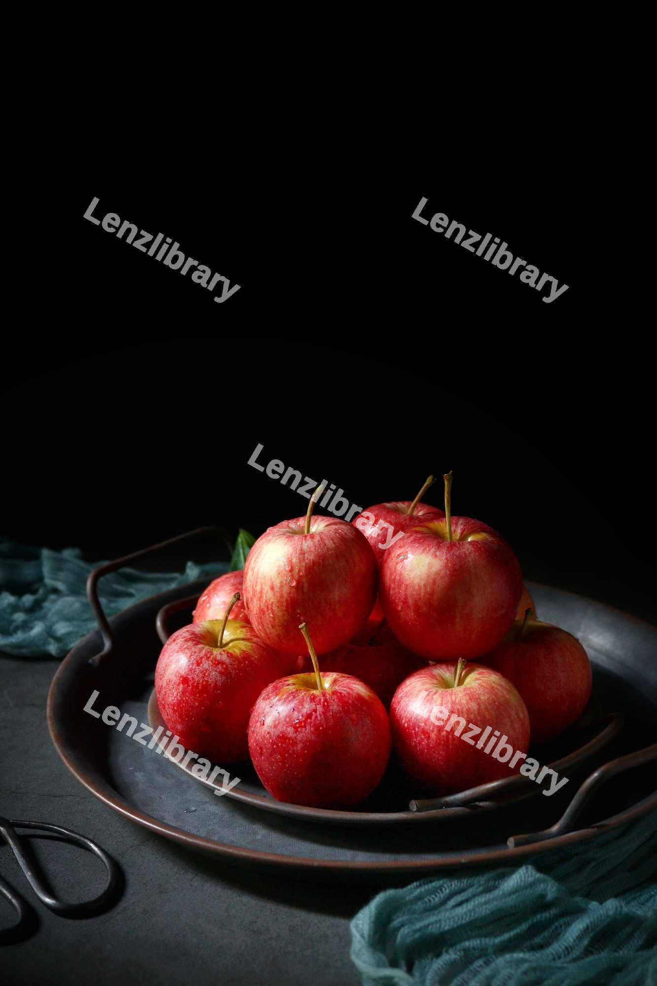 Red apples in a plate